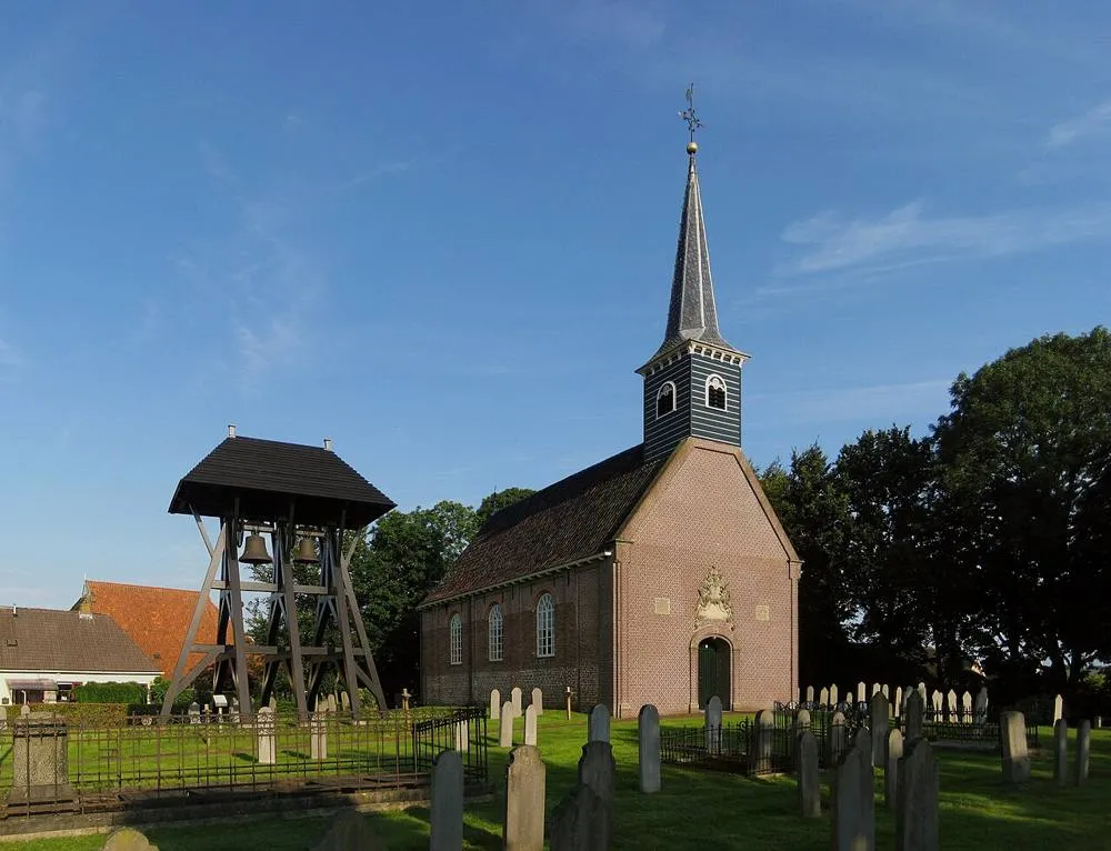 Donkerbroek: 20120804 Klokkenstoel en Hervormde Kerk Donkerbroek Fr NL