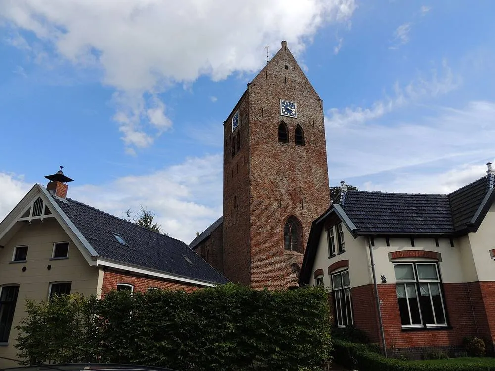 Oldehove: Kerktoren tussen de huisjes
