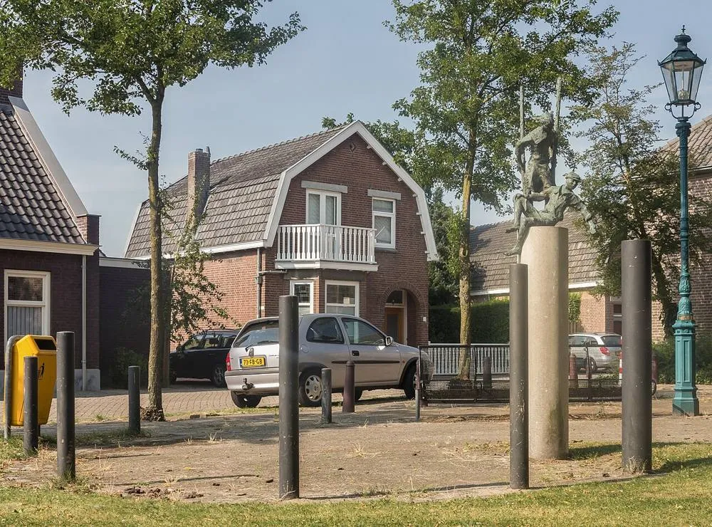 Loon op Zand: Loon op Zand, sculptuur Doctor van Kesselstraat-Kerkstraat foto6 2015-08-13 16.45