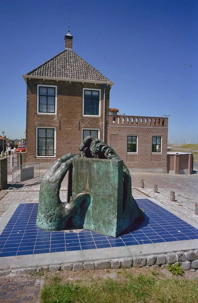 Colijnsplaat: Monument Watersnood 1953, op de dijk, naast het voormalige gemeentehuis - Colijnsplaat - 20335720 - RCE
